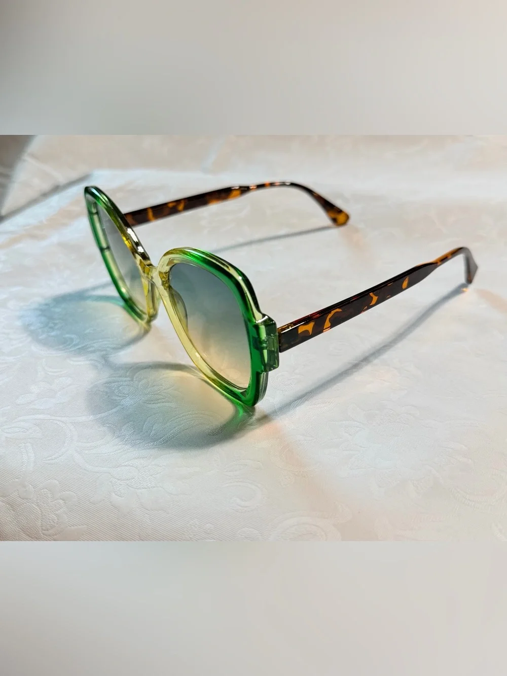 Unbranded pairs sunglasses